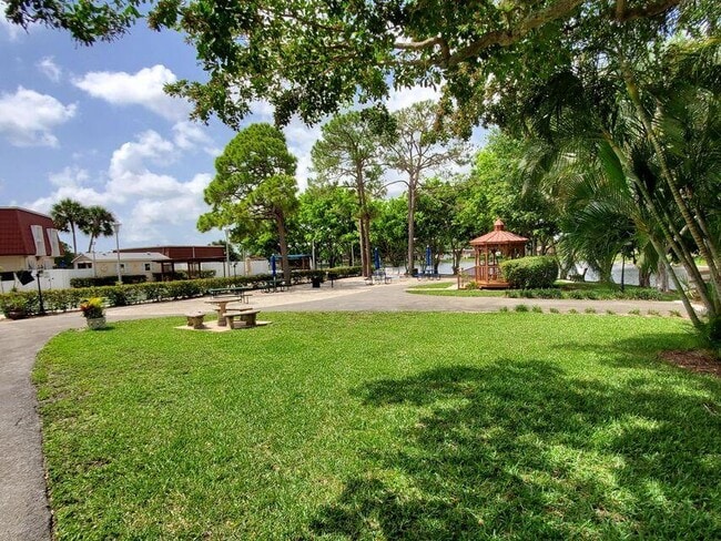 Building Photo - 697 Marlboro Oval