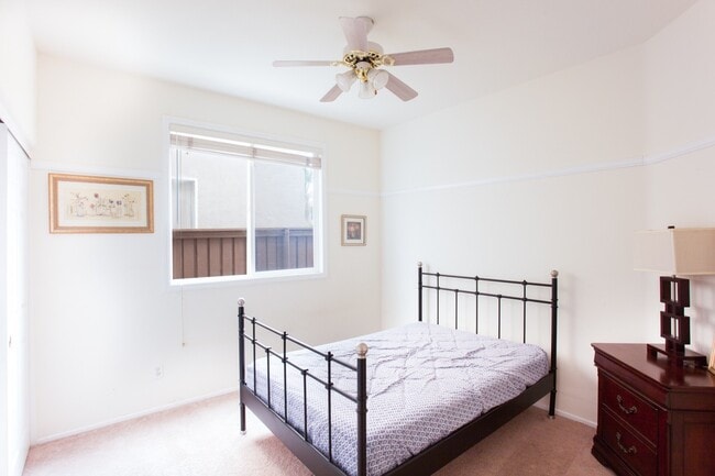 Building Photo - Spacious 4 Bedroom, 2 Bath Furnished Famil...