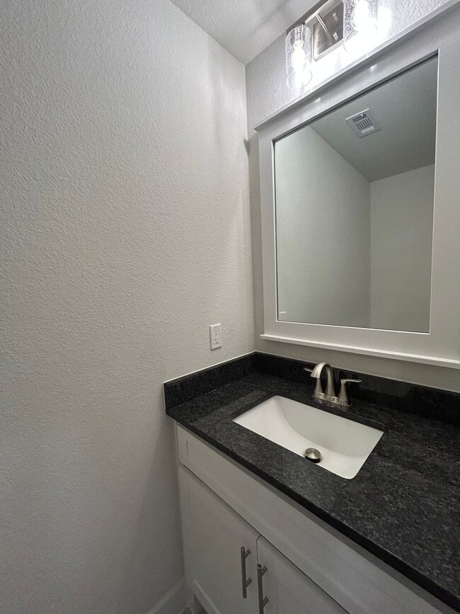 Building Photo - Beautiful Modern Home in Pea Ridge!