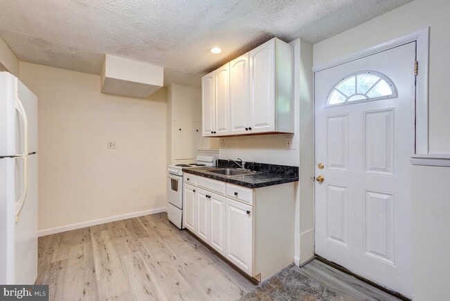 Building Photo - 18304 Swan Stream Dr