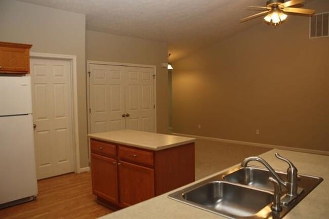 Building Photo - CUTE 3 BEDROOM IN COLONY PINES