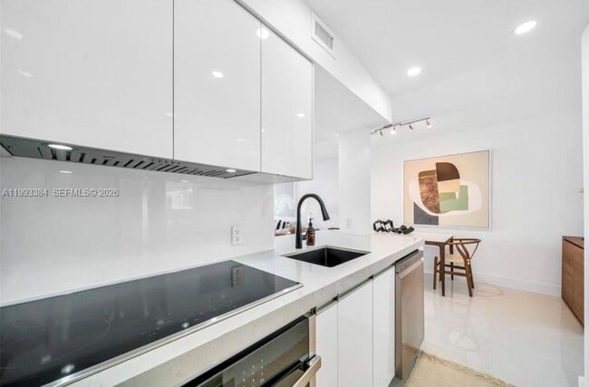 Building Photo - 1000 West Ave