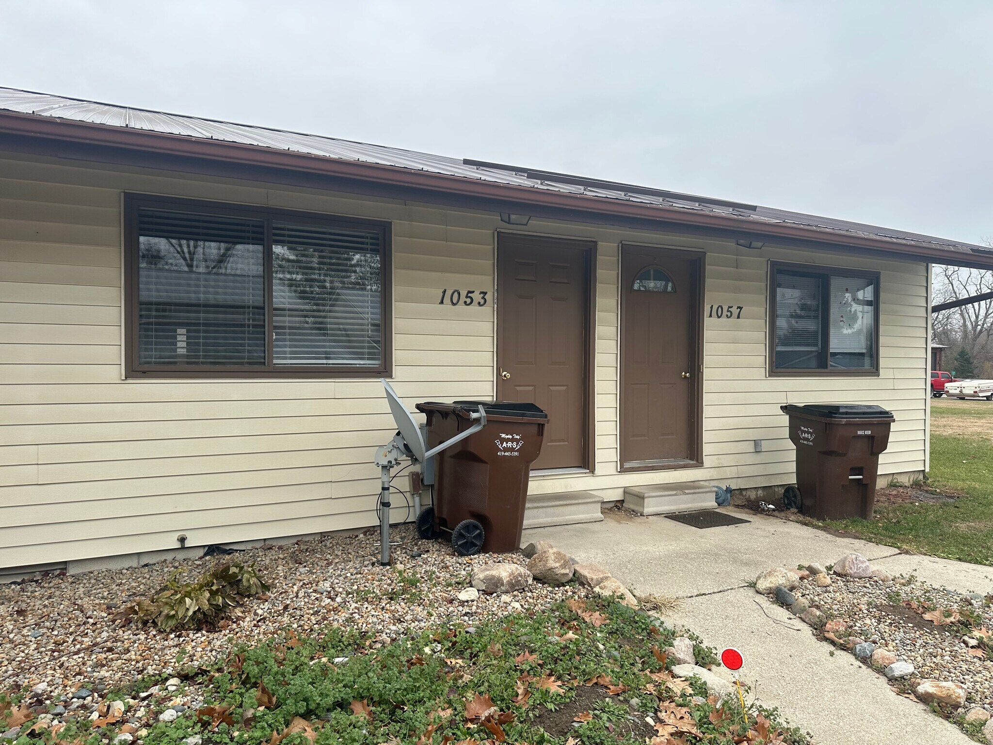 Building Photo - 1053 Lakeshore Dr