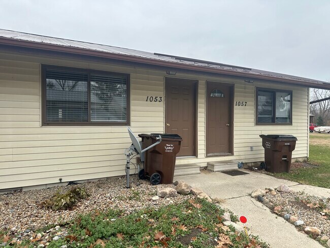 Building Photo - 1053 Lakeshore Dr