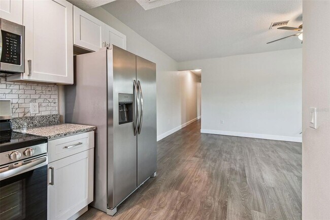 Building Photo - 650 E Tarpon Ave