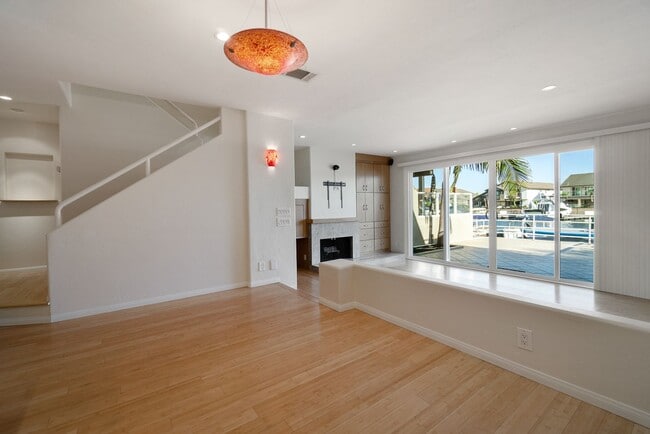 Building Photo - Stunning Waterfront Townhome in Huntington Beach!