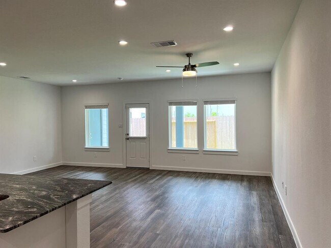 Building Photo - 3017 La Latina Dr