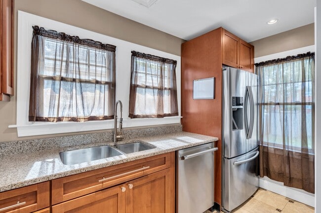 Building Photo - 35 Lipman Pl