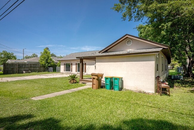 Building Photo - Charming 4-Bedroom, 2-Bath Home in a Prime Location