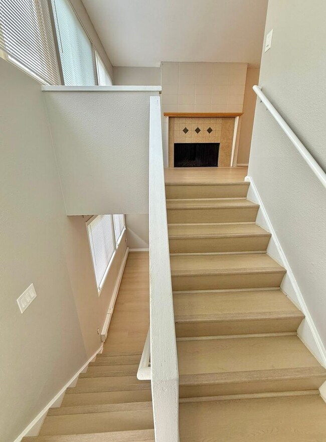 Building Photo - 4-Bedroom North Green Lake Townhouse-Style...