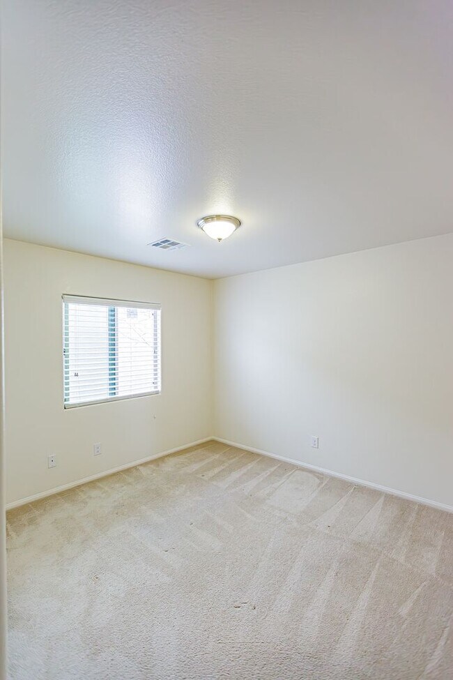 Building Photo - 4 Bedroom home located in Mountain's Edge