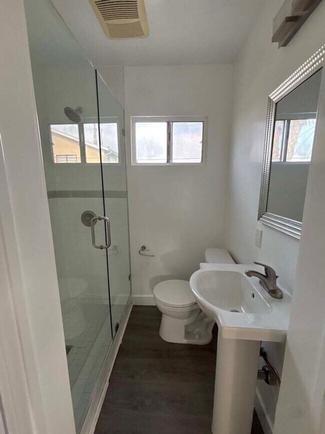 Building Photo - 915 Broadway St