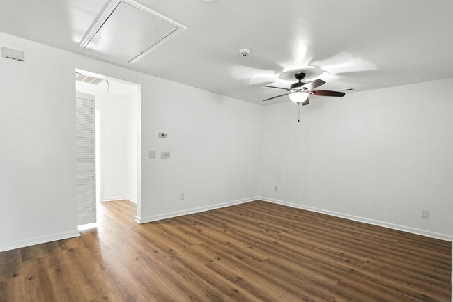 Building Photo - 132 Point Comfort Ln