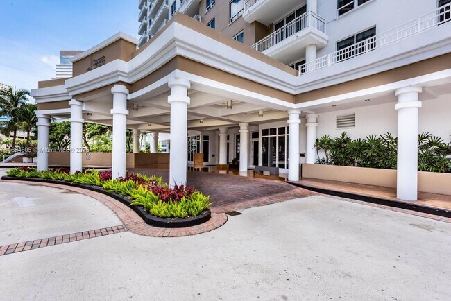 Building Photo - 801 Brickell Key Blvd