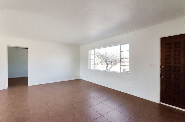 Building Photo - SFR in CENTRAL LOCATION - CLOSE TO U OF A
