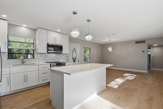 Building Photo - 405 Shore Dr E