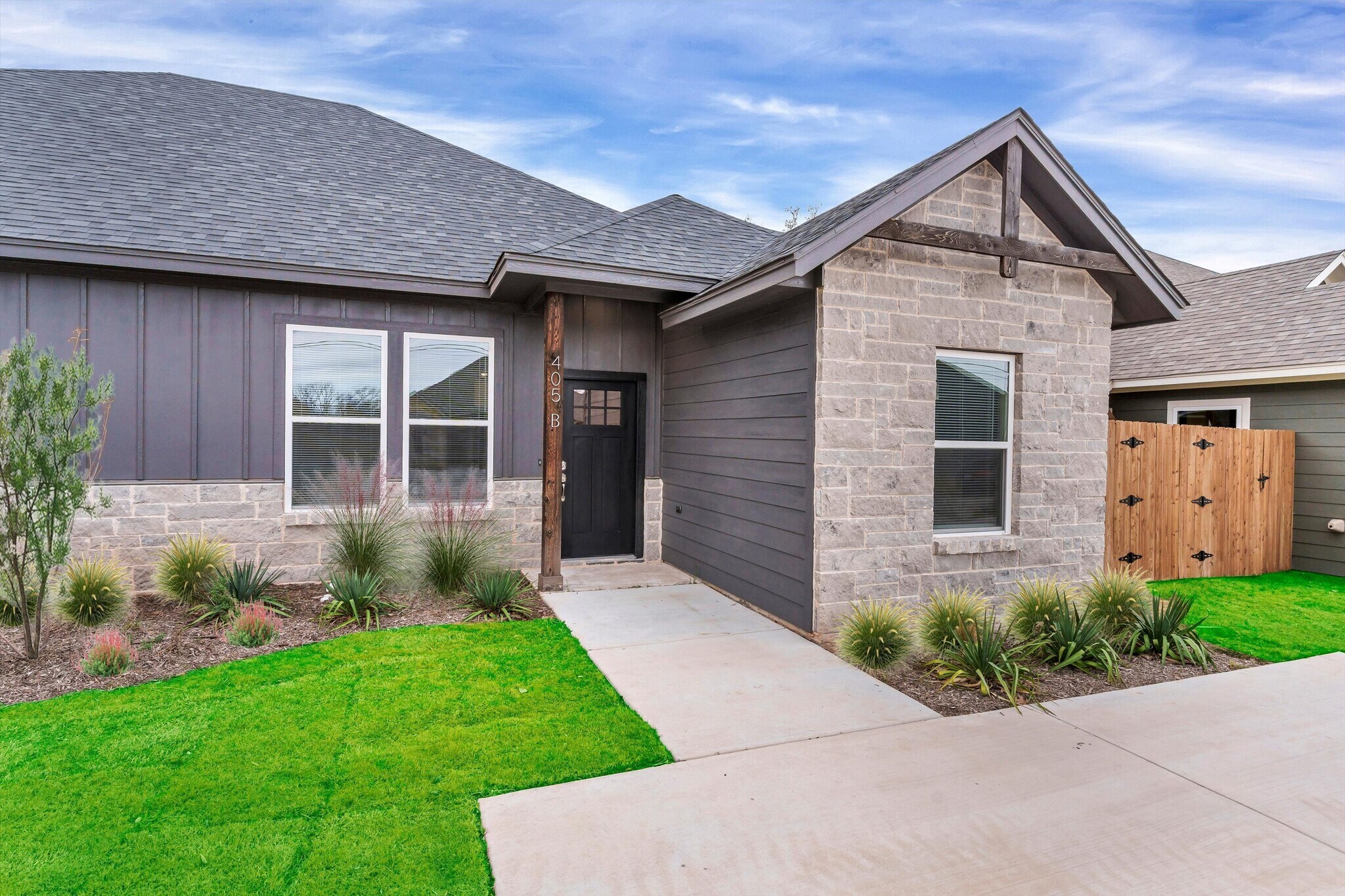 Building Photo - 405 Lake View St