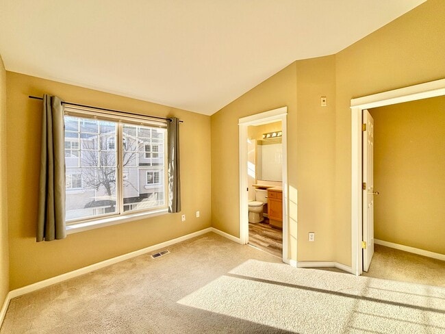 Building Photo - Beautiful 2bed townhome for rent in Bellevue