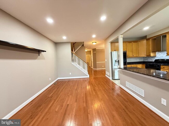 Building Photo - 122 Providence Ln