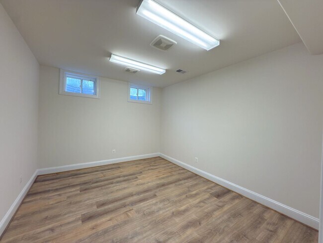 Building Photo - Spacious 4 Bed 5.5 Bath Home in Annandale,...