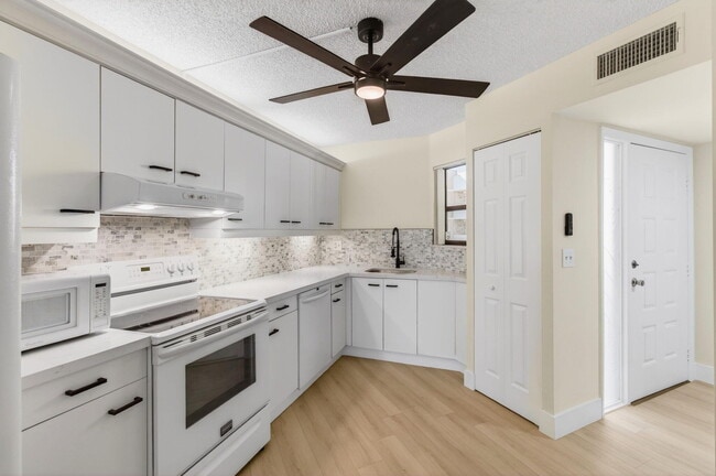 Building Photo - 5900 Camino Del Sol