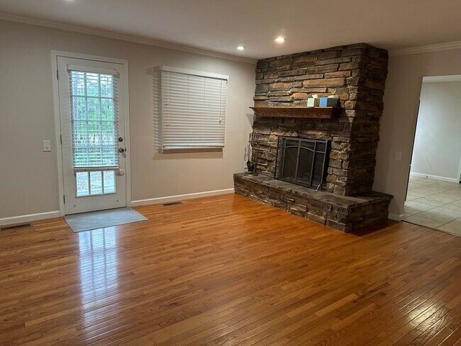 Building Photo - 3 Bedroom 2 Bathroom in Parkway North School District!
