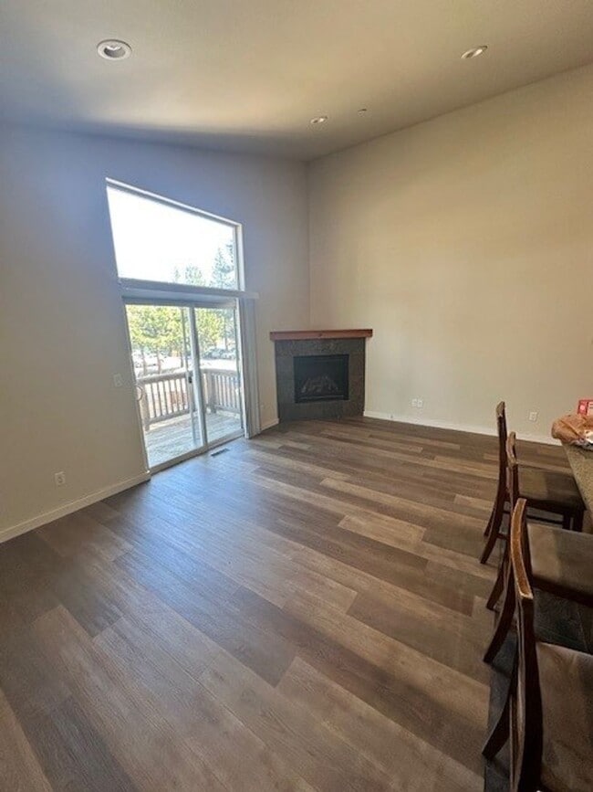 Building Photo - Lovely, recently remodeled 3Bd townhouse duplex! Available for viewing now! Call me to inquire to...