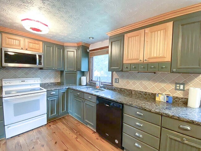 Building Photo - Charming 2-Level, 3 Bed 2 Bath Home In Much Sought After Chalet Woods Location