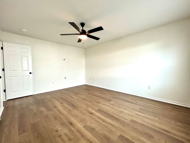 Building Photo - Well appointed 2 bed, 2.5 bath Townhouse