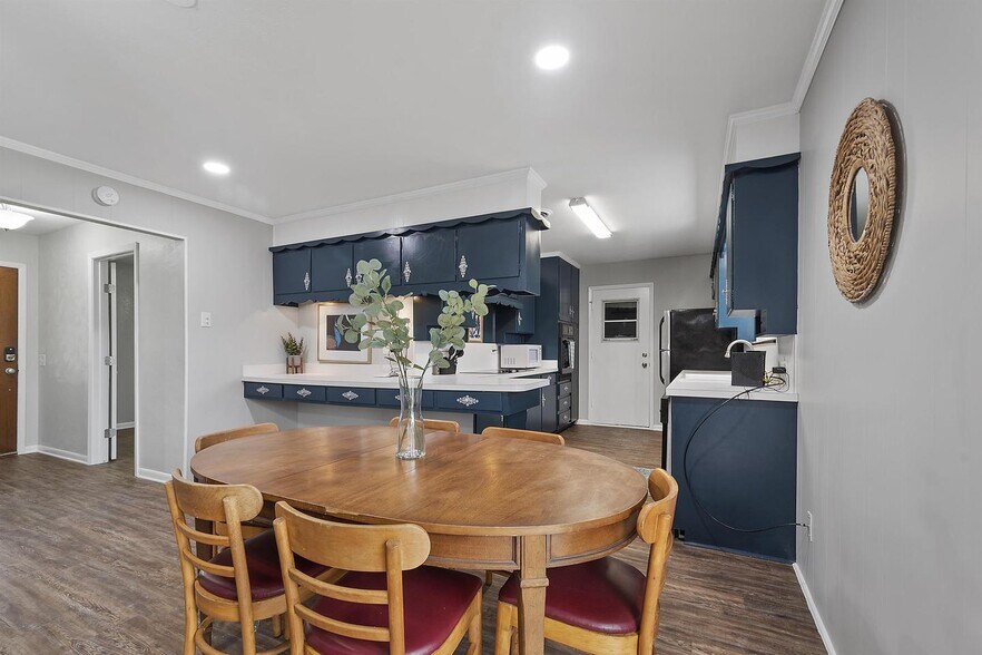Building Photo - Bright & spacious 6-bedroom retreat in Ben...