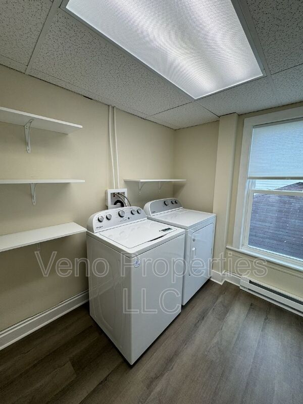 Building Photo - 25 William St