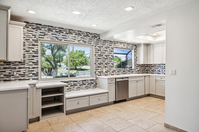 Building Photo - 3 Bed / 2 Bath Home with Bonus Room, Pool and Two Car Garage.