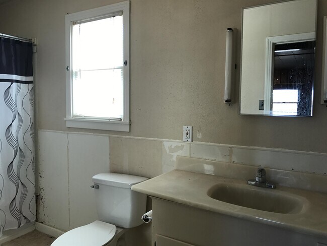 Building Photo - 339 N Abbie St