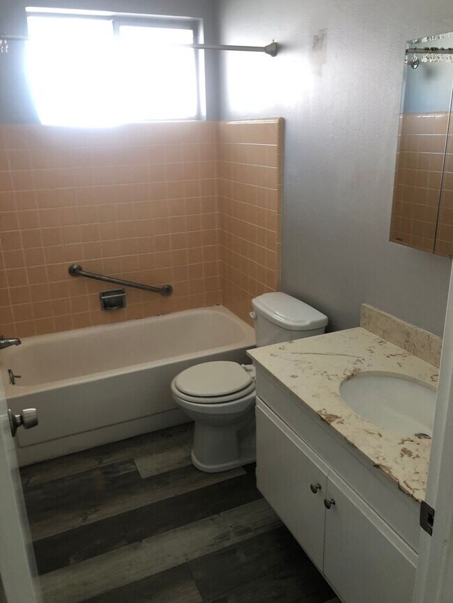 Building Photo - 3 bed 2 bath home for rent in SkyPark area...