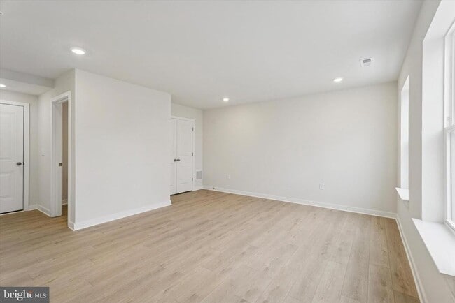 Building Photo - 19 E Front St