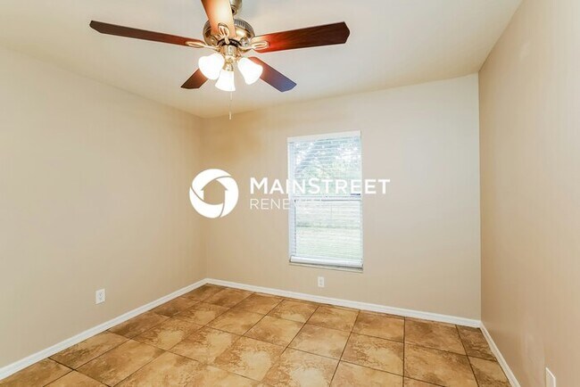 Building Photo - 3 Bedroom Pet-Friendly Home in lehigh acres, FL with Main Street Renewal
