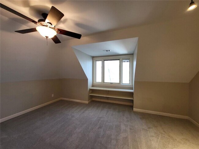 Building Photo - 2438 Kings Ct NE