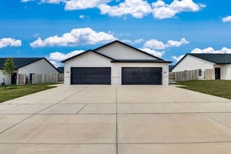 Building Photo - 2204 E Cheyenne Ct