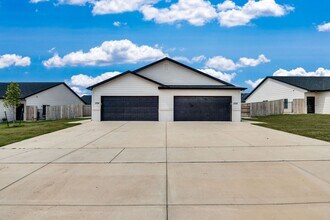 Building Photo - Rock Pointe Alex