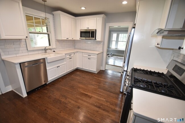 Building Photo - 880 S Quaker Ln