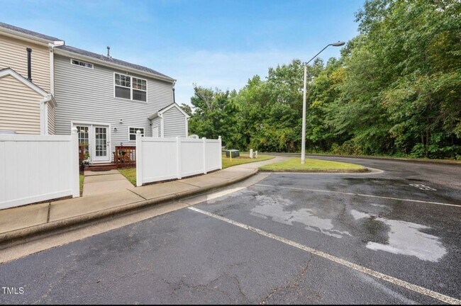 Building Photo - 619 Laurens Way