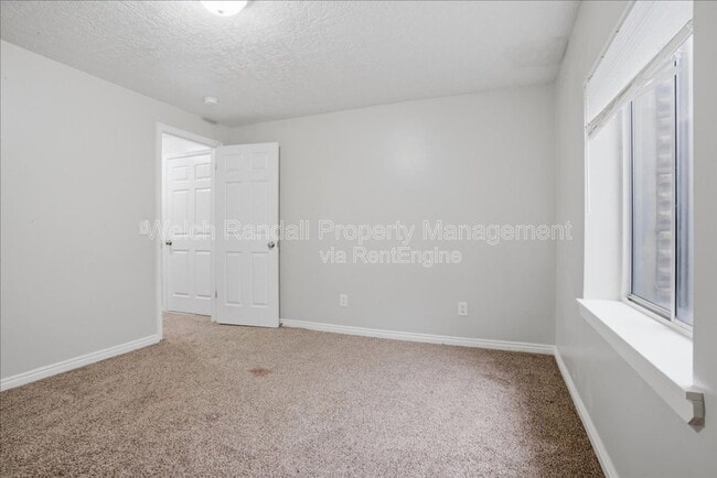 Building Photo - 9527 S Newkirk St