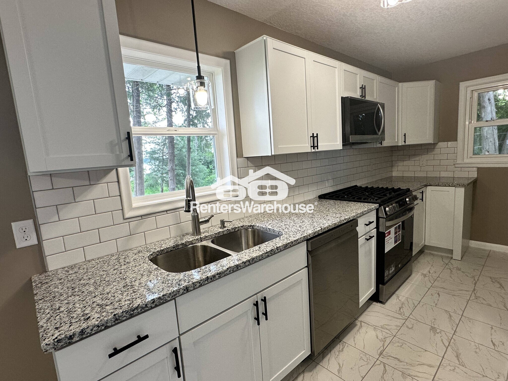 Building Photo - 3311 Interlachen Dr NE