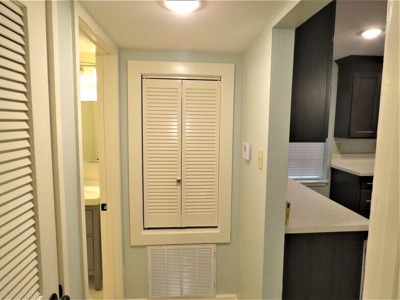 Building Photo - 509 E 7th St