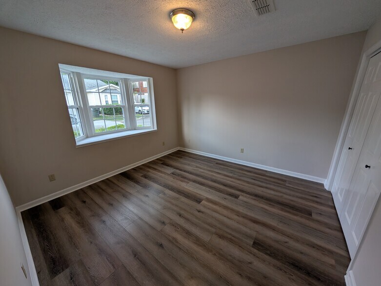 Building Photo - 124 Pepper Grove Dr