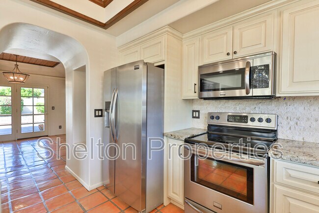 Building Photo - 2708 E Leonora St