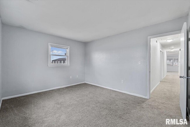 Building Photo - 925 2nd Ave E