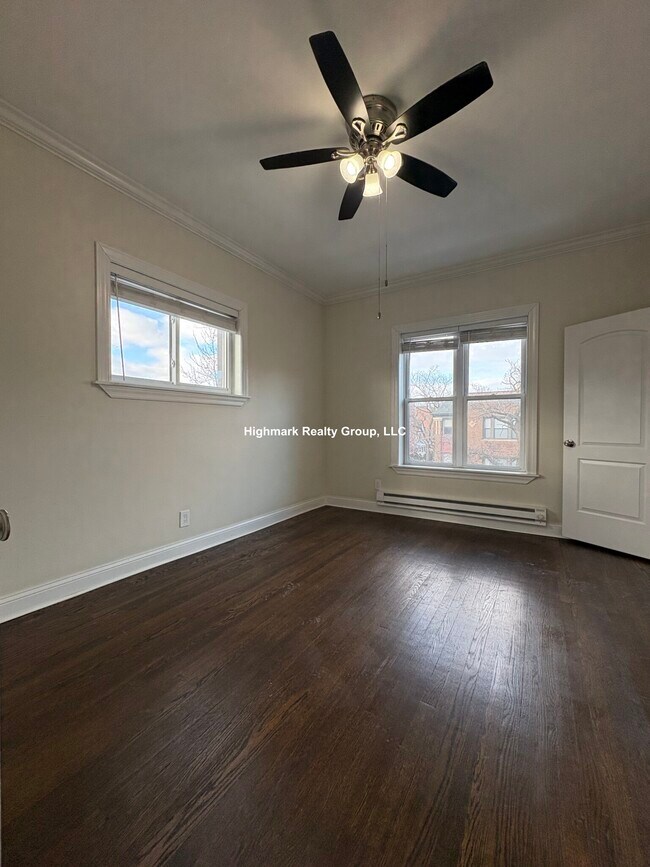 Building Photo - 923 W Waveland Ave