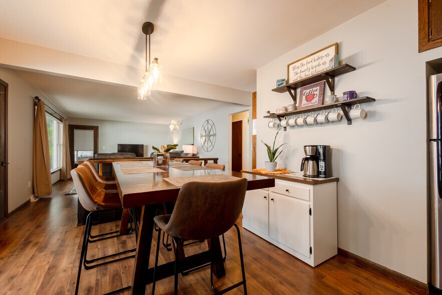 Building Photo - 6806 Sunset Strip NW