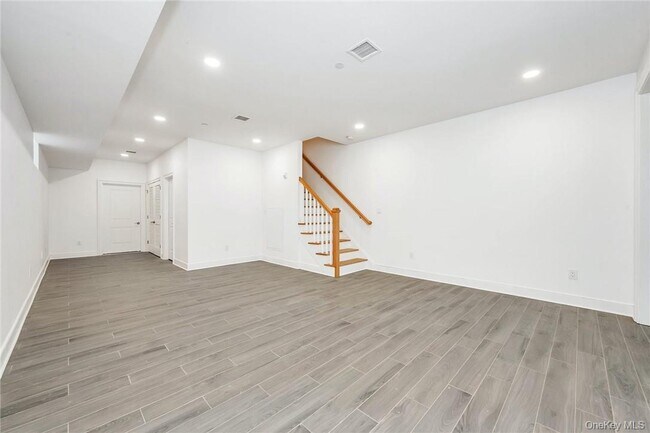 Building Photo - 233 Lincoln Ave